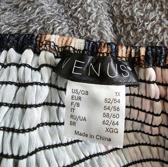 Venus Velvet Floral Print Top - Picture 4 of 6